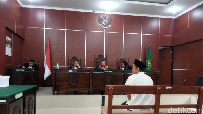 Terdakwa Pemburu Badak Jawa Sunendi di Pengadilan Negeri (PN) Pandeglang (Aris Rivaldo/detikcom).