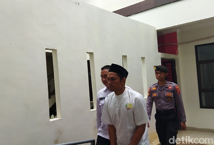 Terdakwa Pemburu Badak Jawa Sunendi di Pengadilan Negeri (PN) Pandeglang. (Dok Aris Rivaldo/detikcom)
