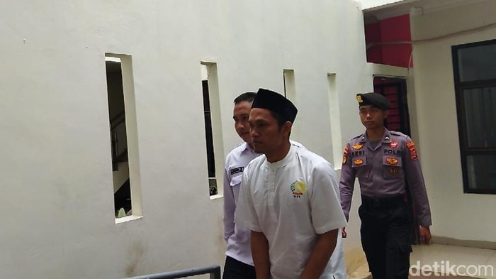 Terdakwa Pemburu Badak Jawa Sunendi di Pengadilan Negeri (PN) Pandeglang. (Dok Aris Rivaldo/detikcom)