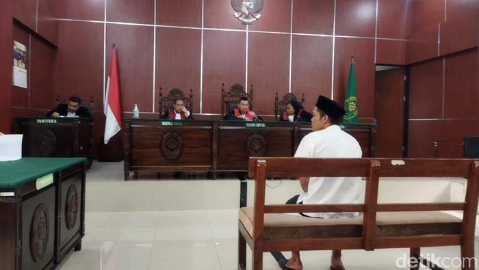 Terdakwa Sunendi (peci hitam) saat menjalani sidang tuntutan di PN Pandeglang. (Aris Rivaldo/detikcom).