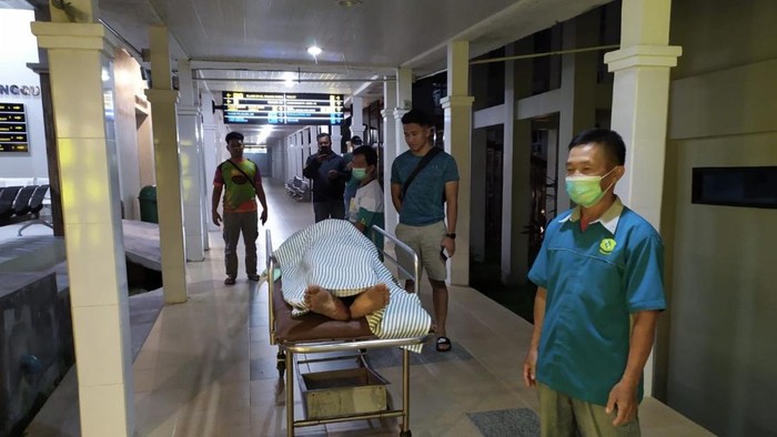 Terduga pelaku pencurian buah sawit dibawa ke rumah sakit.