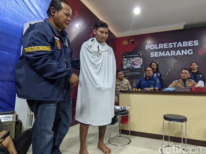 Tersangka maling motor berdaster yang viral saat dihadirkan di Polrestabes Semarang, Senin (13/5/2024).