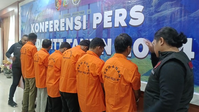 Tujuh tersangka penyelundup imigran gelap asal China menuju Australia saat dihadirkan dalam konferensi pers di Mapolda NTT, Senin (13/5/2024).