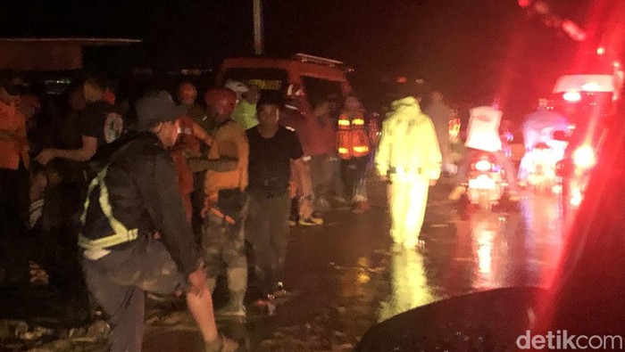 Tim gabungan melakukan pembersihan material longsor di kawasan Sitinjau Lauik. (Foto: M Afdal Afrianto/detikSumut)