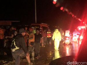 Sempat Tertutup Longsor, Akses Jalan Sitinjau Lauik Sudah Bisa Dilalui Motor