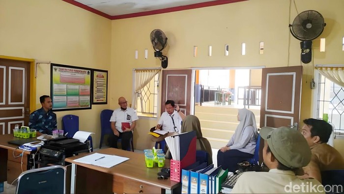 Tim Kemendes bersama dengan beberapa kepala desa di Bone.
