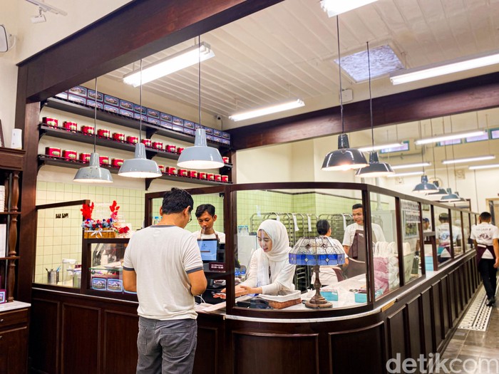 Tji Laki 9: Bolu pisang hits di Bandung dengan topping flavored butter.
