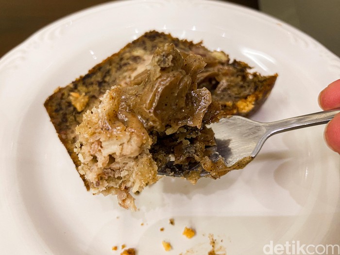 Tji Laki 9: Bolu pisang hits di Bandung dengan topping flavored butter.