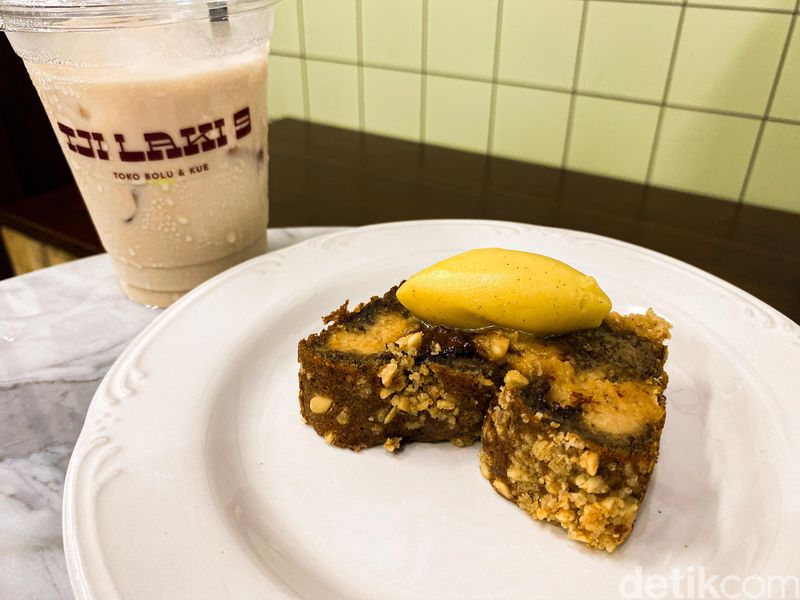 Tji Laki 9: Bolu pisang hits di Bandung dengan topping flavored butter.