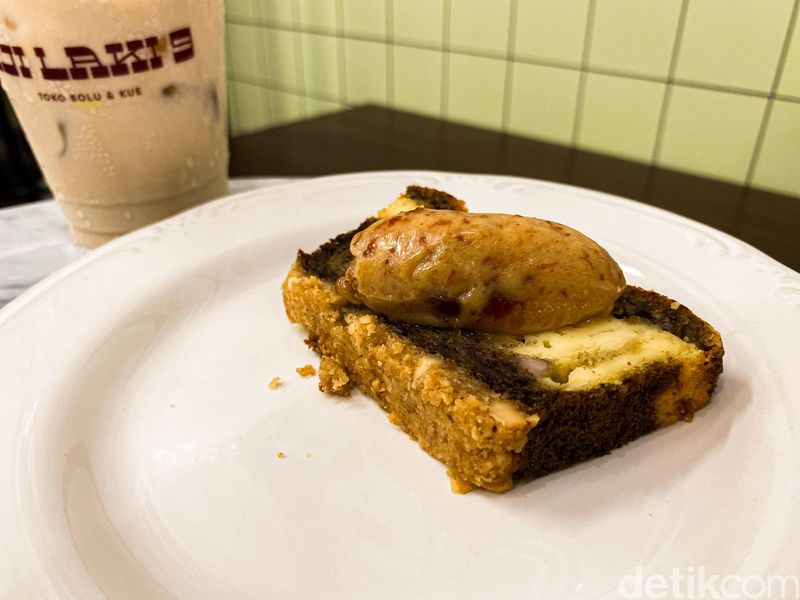 Tji Laki 9: Bolu pisang hits di Bandung dengan topping flavored butter.