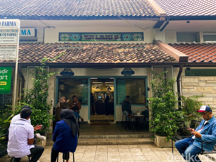 Tji Laki 9: Bolu pisang hits di Bandung dengan topping flavored butter.