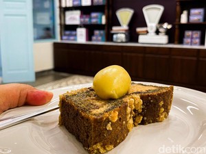 Tji Laki 9: Bolu Pisang Kacang Topping Butter Vanilla yang Bikin Nagih