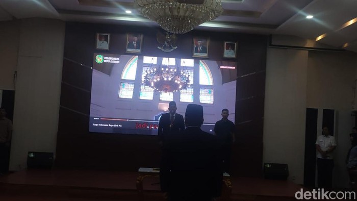 Topan Obaja Putra Ginting resmi dilantik Bobby Nasution sebagai Penjabat (Pj) Sekretaris Daerah (Sekda) Pemkot Medan. (kartika Sari/detikSumut)