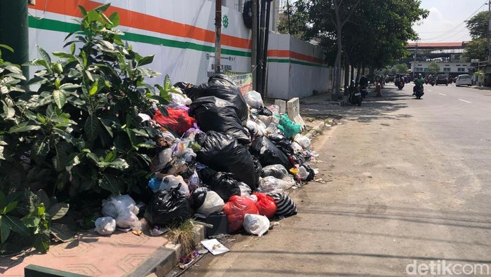 Tumpukan sampah di dekat pintu keluar Teras Malioboro (TM) 2,  Jalan Mataram, Kota Jogja, Senin (13/5/2024) siang.