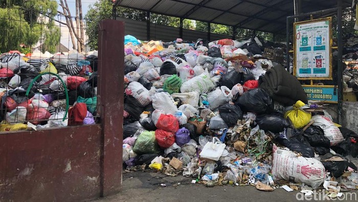 Tumpukan sampah di Depo Mandala Krida, Kota Jogja, Senin (13/5/2024) siang.