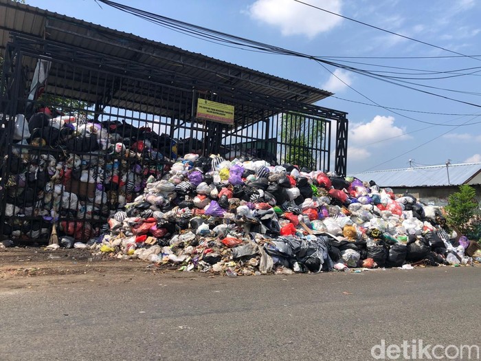 Tumpukan sampah di Depo Pengok, Kota Jogja, Senin (13/5/2024) siang.