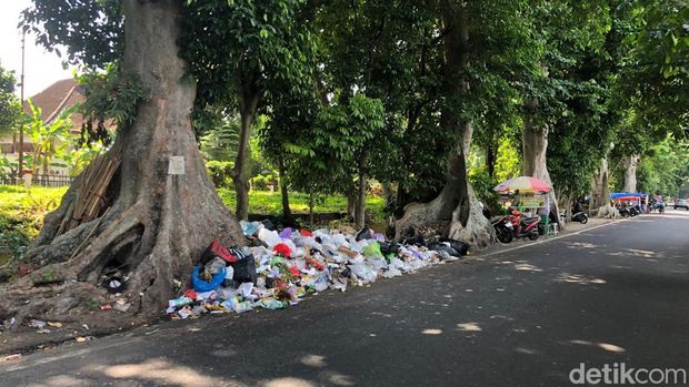 Tumpukan sampah di Jalan Kusbini, Kota Jogja, Senin (13/5/2024) siang.