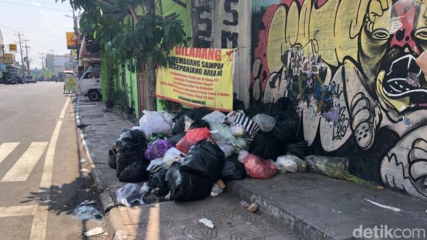 Tumpukan sampah di Jalan Mataram, Kota Jogja, Senin (13/5/2024) siang.
