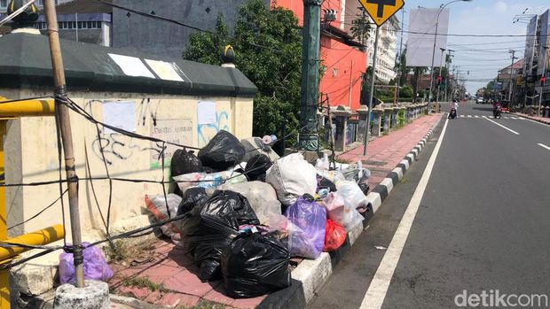Tumpukan sampah di Jembatan Juminahan, Gondokusuman, Kota Jogja, Senin (13/5/2024) siang.