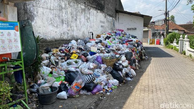Tumukan sampah di RW 7, Kampung Jogoyudan, Gowongan, Kemantren Jetis, Kota Jogja, Senin (13/5/2024) siang.