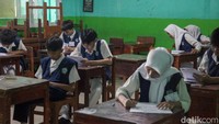 Kegiatan belajar mengajar (KBM) tetap harus dilanjutkan guna memastikan pendidikan di sekolahnya tersebut tetap berjalan. 