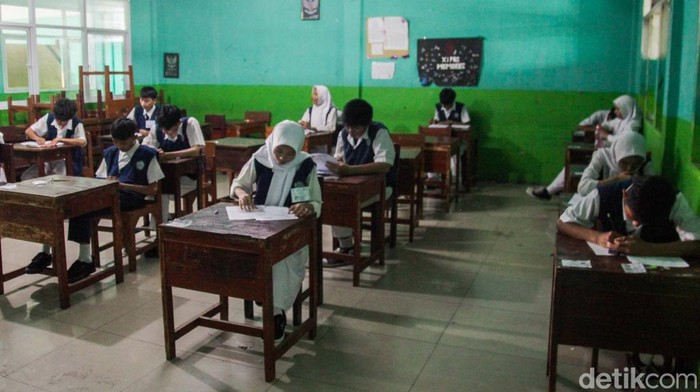 Usai Kecelakaan Maut, Kegiatan Siswa SMK Lingga Kencana Tetap Berjalan SMK Lingga Kencana, Depok, tetap menggelar kegiatan belajar usai kecelakaan bus yang menewaskan murid kelas XII. Para siswa kelas X dan XI tidak diliburkan.