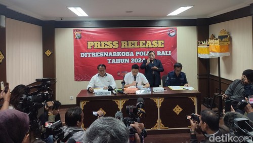Wadir Resnarkoba Polda Bali AKBP Ponco Indriyo saat konferensi pers kasus narkoba di ruang rapat Ditresnarkoba Polda Bali, Senin (13/5/2024). (Foto: Ahmad Firizqi Irwan/detikBali)