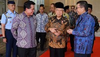 Dirut BSI Hery Gunardi dan Komut BSI Muliaman D Hadad menyambut kedatangan Maruf Amin. 