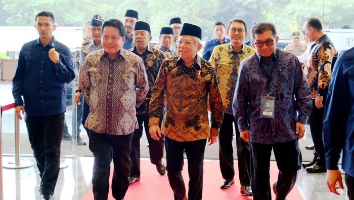 Wapres Ma'ruf Amin menghadiri silaturahmi Perkumpulan Bank Syariah Indonesia di Jakarta, Senin (13/5/2024). Kedatangannya disambut Dirut BSI Hery Gunardi dan Komut BSI Muliaman D Hadad.