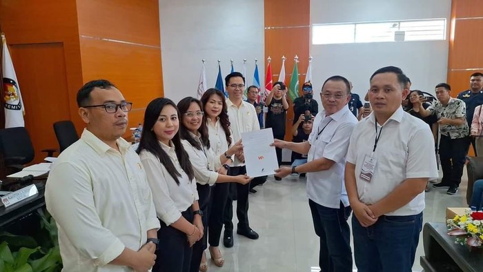 Mantan Wakil Wali Kota (Wawalkot) Tomohon, Sulawesi Utara (Sulut) Wenny Lumentut resmi maju Pilwalkot Tomohon 2024 lewat jalur independen atau perseorangan.