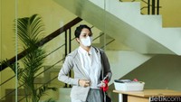 Windy keluar dengan wajah tertutup masker dan kacamata.