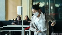 Windy tidak menjelaskan secara rinci pertanyaan apa yang ditanyakan oleh penyidik KPK dalam pemeriksaan hari ini. Dia hanya meminta untuk mengonfirmasi kepada penyidik.