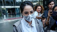 Saat ditanya awak media terkait pemeriksaannya, Windy meminta untuk mengonfirmasi kepada penyidik.