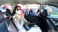 Windy memasuki mobil yang akan membawanya meninggalkan gedung KPK.