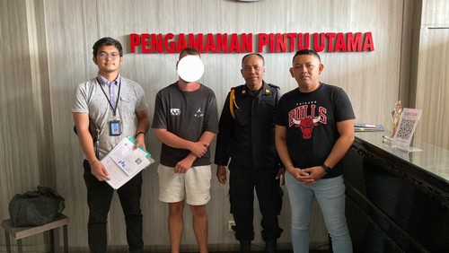 Phillip Eckhanrdt (dua dari kiri) dideportasi dari Bali seusai bebas penjara karena kasus narkiba, Senin (13/5/2024). (Dok Humas KanwilkumHAM Bali)