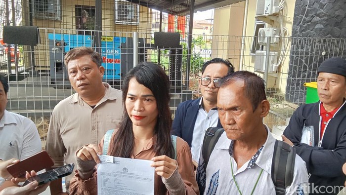 Yulia laporkan mantan suami yang merupakan oknum kades atas perampasan motor.
