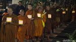 40 Bikkhu Thudong Larungkan Lampion di Danau Taman Mini