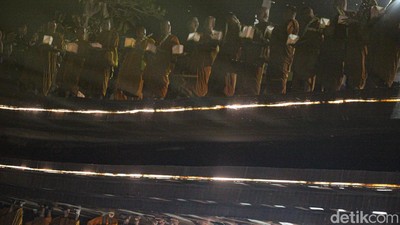 40 Bikkhu Thudong Larungkan Lampion di Danau Taman Mini