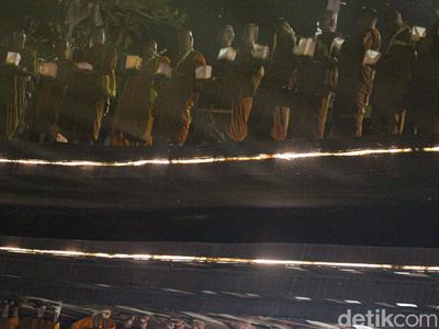 40 Bikkhu Thudong Larungkan Lampion di Danau Taman Mini