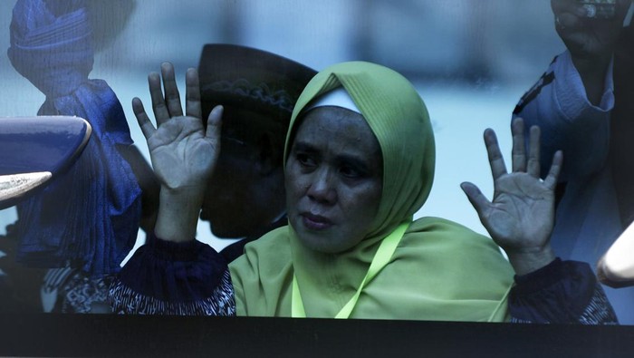 Warga anggota jamaah calon haji asal Banten berpamitan kepada keluarganya saat akan berangkat dari Serang, Banten, Selasa (14/5/2024). Sebanyak 440 orang calon haji asal Banten yang tergabung dalam kloter-9 diberangkatkan menuju asrama haji Jakarta untuk selanjutnya diterbangkan ke tanah suci Mekkah. ANTARA FOTO/Asep Fathulrahman/foc.