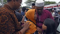 Warga anggota jemaah haji asal Banten berpamitan kepada keluarganya saat akan berangkat dari Serang, Banten, Selasa (14/5/2024).