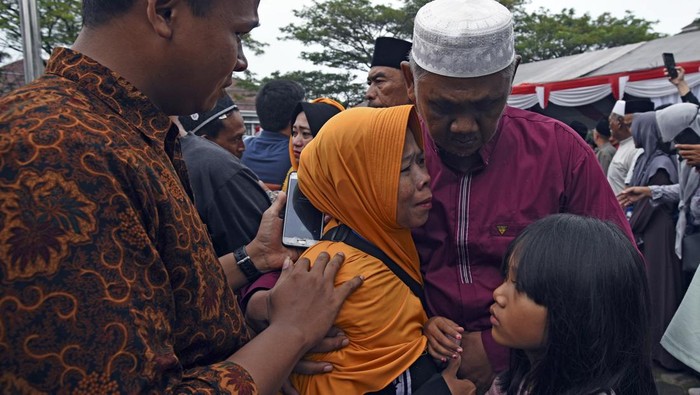 440 Calon Jemaah Haji Banten Diberangkatkan ke Asrama Jakarta Warga anggota jamaah calon haji asal Banten berpamitan kepada keluarganya saat akan berangkat dari Serang, Banten, Selasa (14/5/2024). Sebanyak 440 orang calon haji asal Banten yang tergabung dalam kloter-9 diberangkatkan menuju asrama haji Jakarta untuk selanjutnya diterbangkan ke tanah suci Mekkah. ANTARA FOTO/Asep Fathulrahman/foc.