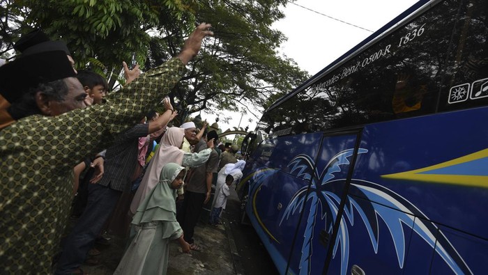 Warga anggota jamaah calon haji asal Banten berpamitan kepada keluarganya saat akan berangkat dari Serang, Banten, Selasa (14/5/2024). Sebanyak 440 orang calon haji asal Banten yang tergabung dalam kloter-9 diberangkatkan menuju asrama haji Jakarta untuk selanjutnya diterbangkan ke tanah suci Mekkah. ANTARA FOTO/Asep Fathulrahman/foc.