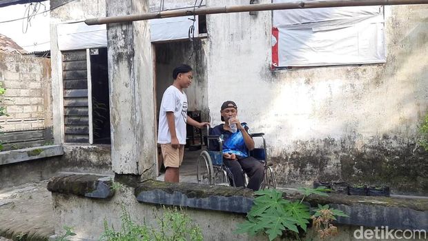 Adit yang sedang merawat ayahnya yang sakit stroke.