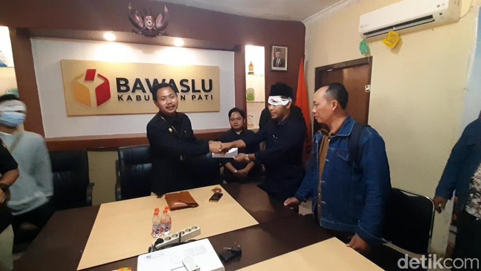 Aksi eks panwaslu kecamatan menutup mata di Kantor Bawaslu Pati, Selasa (14/5/2024).
