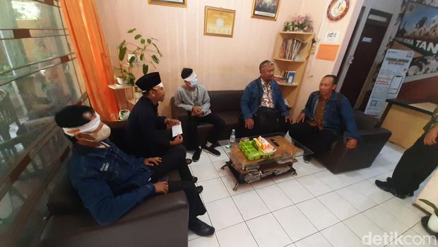 Aksi eks panwaslu kecamatan menutup mata di Kantor Bawaslu Pati, Selasa (14/5/2024).