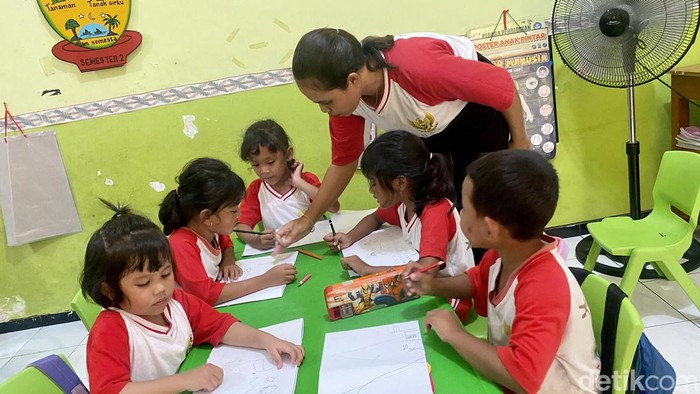 Aktivitas sekolah gratis di TK Untuk Indonesia.