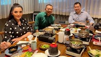 Makan bareng pengusaha sukses Hary Tanoesoedibjo, Anang dan Ashanty kompak pilih sajian hot pto dengan pilihan daging sampai sayuran. Foto: Pool/Site