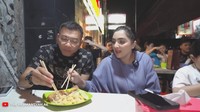 Tak gengsi buat makan bareng di warung tenda kaki lima, Anang dan Ashanty pilih santap makanan sepiring berdua agar tetap romantis. Foto: Pool/Site