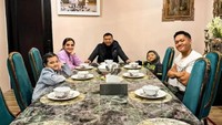 Terakhir ini potret hangat keluarga Anang dan Ashanty yang wajib makan bareng di meja makan bersama-sama. Foto: Pool/Site